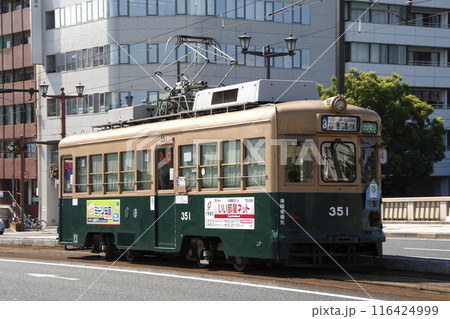 原爆ドーム前・相生橋を渡る広島電鉄350形（3号線：広電西広島⇔広電本社前） 116424999
