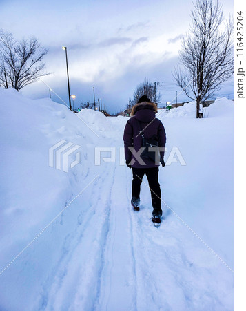 雪道を歩く男性 116425204