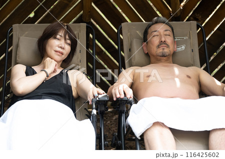 アウトドアキャンプで仲良く楽しむシニアカップル アウトドアキャンプで仲良く楽しむシニアカップル 116425602