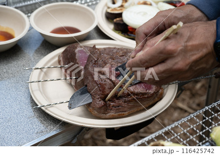 キャンプ場でバーベキュー 116425742