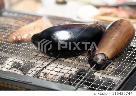 キャンプ場でバーベキュー キャンプ場でバーベキュー 116425744