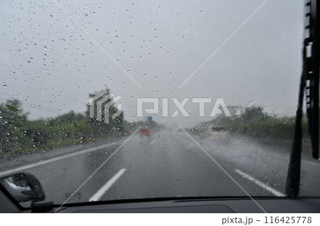 ゲリラ豪雨　前が見えないほどの大雨　高速道路 116425778