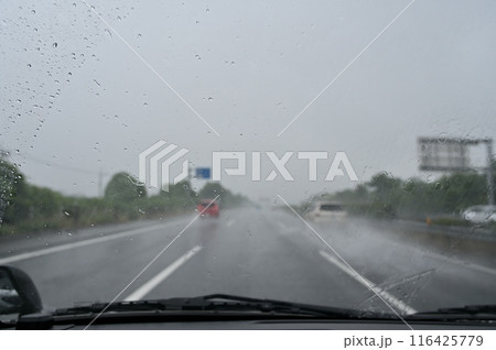 ゲリラ豪雨　前が見えないほどの大雨　高速道路 116425779