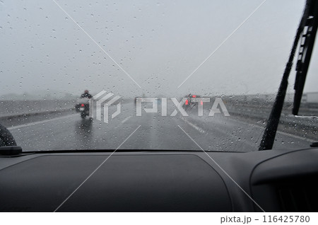 ゲリラ豪雨　前が見えないほどの大雨　高速道路 116425780