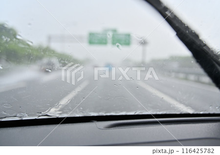 ゲリラ豪雨 前が見えないほどの大雨 高速道路 ゲリラ豪雨 前が見えないほどの大雨 高速道路 116425782