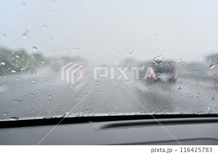 ゲリラ豪雨　前が見えないほどの大雨　高速道路 116425783