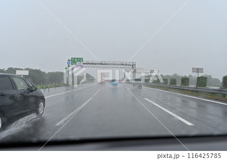 ゲリラ豪雨　前が見えないほどの大雨　高速道路 116425785