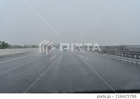 ゲリラ豪雨 前が見えないほどの大雨 高速道路 ゲリラ豪雨 前が見えないほどの大雨 高速道路 116425788