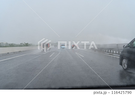 ゲリラ豪雨　前が見えないほどの大雨　高速道路 116425790