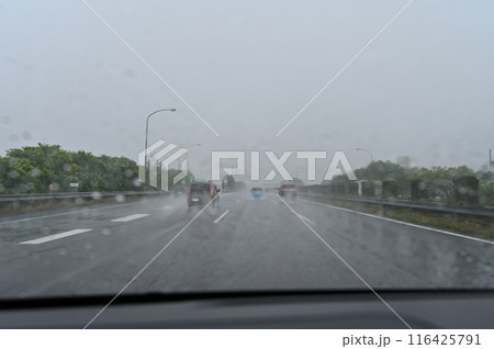 ゲリラ豪雨　前が見えないほどの大雨　高速道路 116425791
