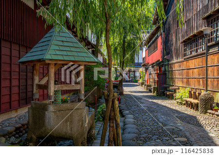 岐阜県　郡上八幡の町並み　やなか水の小路 116425838