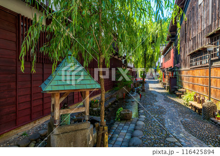 岐阜県　郡上八幡の町並み　やなか水の小路 116425894