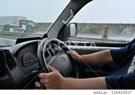 ゲリラ豪雨　前が見えないほどの大雨　必死にハンドルを握る運転手　高速道路 116425917