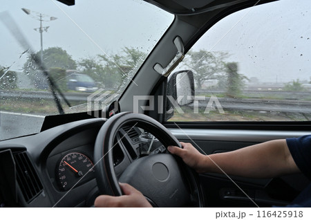 ゲリラ豪雨　前が見えないほどの大雨　必死にハンドルを握る運転手　高速道路 116425918