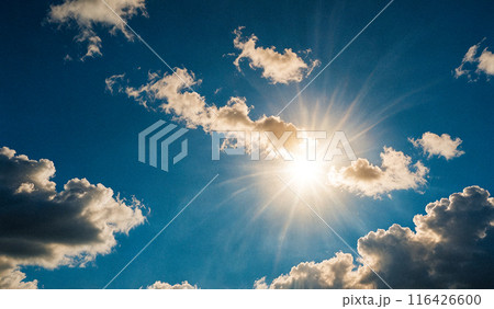 太陽の日差しと雲と綺麗な空 太陽の日差しと雲と綺麗な空 116426600