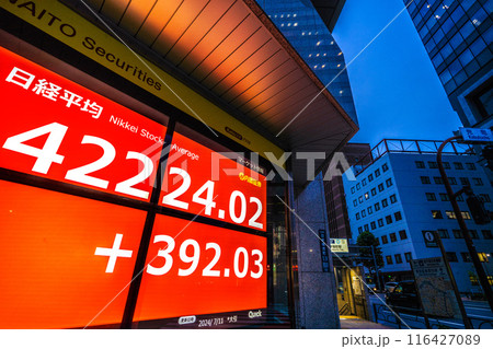 日本の東京都市景観初4万2000円台突破。3日連続史上最高値更新…株価/終値＝11日、日本橋兜町 116427089
