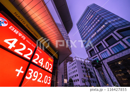 日本の東京都市景観初4万2000円台突破。3日連続史上最高値更新…株価/終値=11日、日本橋兜町 日本の東京都市景観初4万2000円台突破。3日連続史上最高値更新…株価/終値=11日、日本橋兜町 116427855