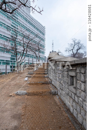 Walkway of Seoul City Wall along the Heunginjimun park in Dongdaemun area of Seoul, South Korea. In winter 116428081