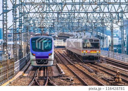 日本の川崎都市景観 7月。二子玉川側から二子新地駅や東京メトロの電車、各停大井町の電車などを望む 日本の川崎都市景観 7月。二子玉川側から二子新地駅や東京メトロの電車、各停大井町の電車などを望む 116428781