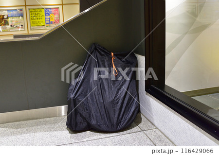 駅構内の輪行バッグ 116429066