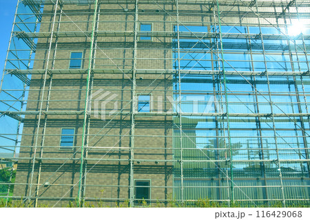 ビケ足場の外壁補修工事現場 116429068