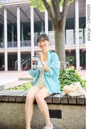アイスコーヒーを飲む女子大学生 116429268