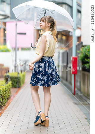 雨の日の女性 雨の日の女性 116430522