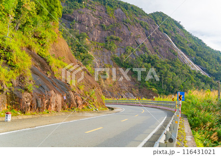 A road in the mountains.   116431021