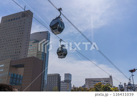 日本の横浜にある、都市型循環式ロープウェイの風景 116431039
