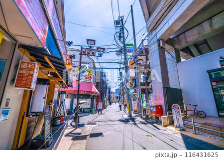 日本の川崎都市景観 6月。二子新地駅東口前の商店街・駅前通り松栄会などを望む 116431625