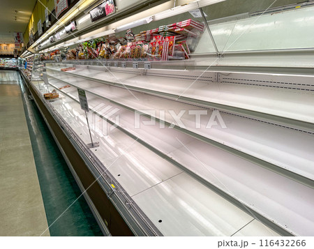 買い占められて空っぽになったスーパーマーケットケットの棚 116432266