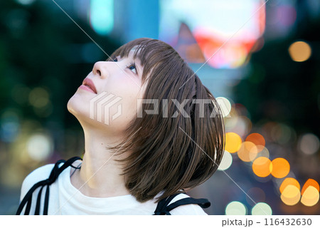 夕方の繁華街と若い女性 夕方の繁華街と若い女性 116432630
