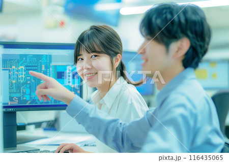 回路基板のCAD設計を進めるエンジニア男女_1 116435065