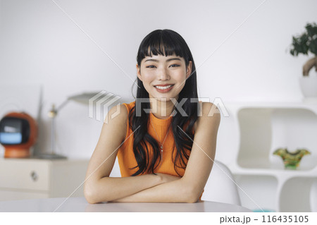 カメラ目線で笑顔の若い女性 116435105