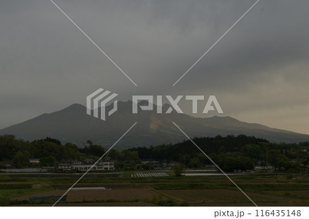 北杜市長坂町、雲の合間から陽が当たる朝の八ヶ岳 北杜市長坂町、雲の合間から陽が当たる朝の八ヶ岳 116435148