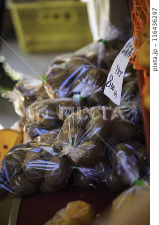 ビニールに入ったじゃがいも ビニールに入ったじゃがいも 116436297