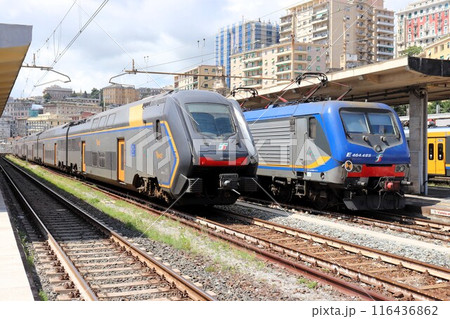 2階建て電車と電気機関車　ジェノバ中央駅　ブリニョーレ駅　近郊型電車　ジェノバ　イタリア 116436862