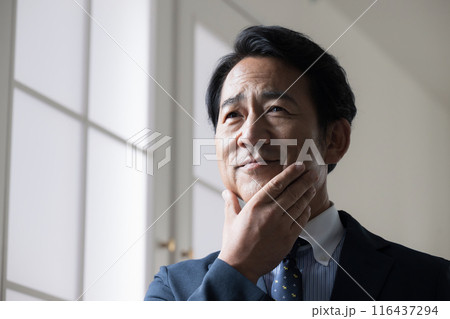 商談で悩む考えるハンサムなエグゼクティブな経営者や社長、髭脱毛のイメージ　クローズアップ 116437294