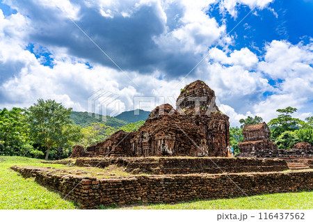 ベトナム　ヒンドゥーの神々を祀るチャンパ王国の聖地のミーソン遺跡を見学する人々 116437562