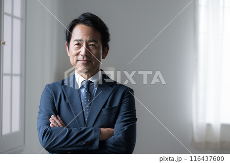 腕組みをするハンサムなシニアビジネスマン 経営者やエグゼクティブなイメージ 腕組みをするハンサムなシニアビジネスマン 経営者やエグゼクティブなイメージ 116437600