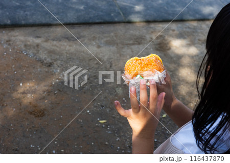 オムライスのおにぎりを食べる女の子 オムライスのおにぎりを食べる女の子 116437870