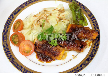 お洒落な古民家カフェのメニュー、自家製野菜で作られたズッキーニの肉巻きとキャベツの温野菜セット 116438005