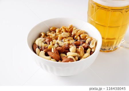 ミックスナッツとビール 116438045
