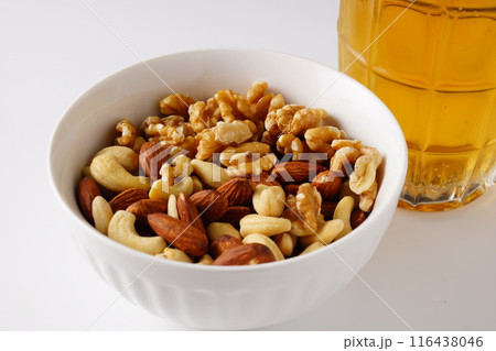 ミックスナッツとビール 116438046