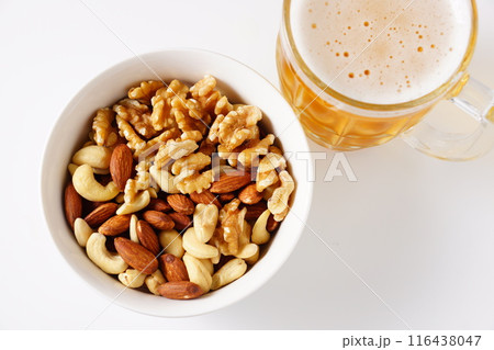 ミックスナッツとビール 116438047