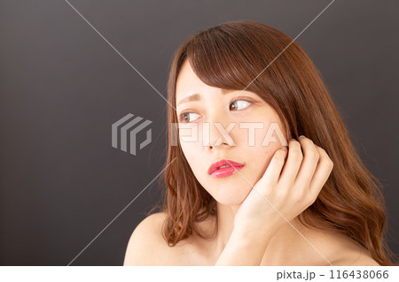 考える女性 考える女性 116438066