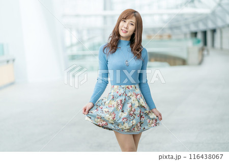 ミニスカートの女性 116438067