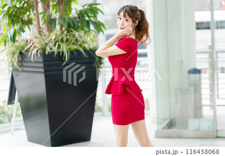 赤いワンピースの女性 赤いワンピースの女性 116438068