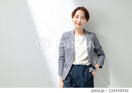 笑顔で立つ女性 116438592