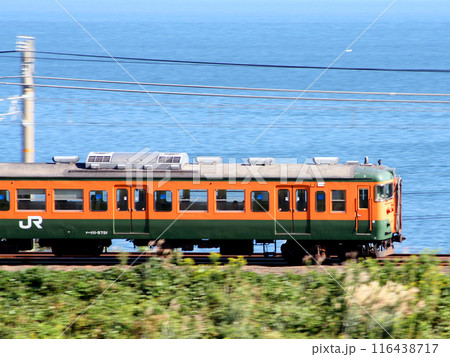 琵琶湖を通過する湖西線113系電車 琵琶湖を通過する湖西線113系電車 116438717